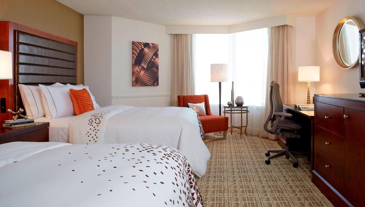 Renaissance St. Louis Airport Hotel Berkeley Bagian luar foto