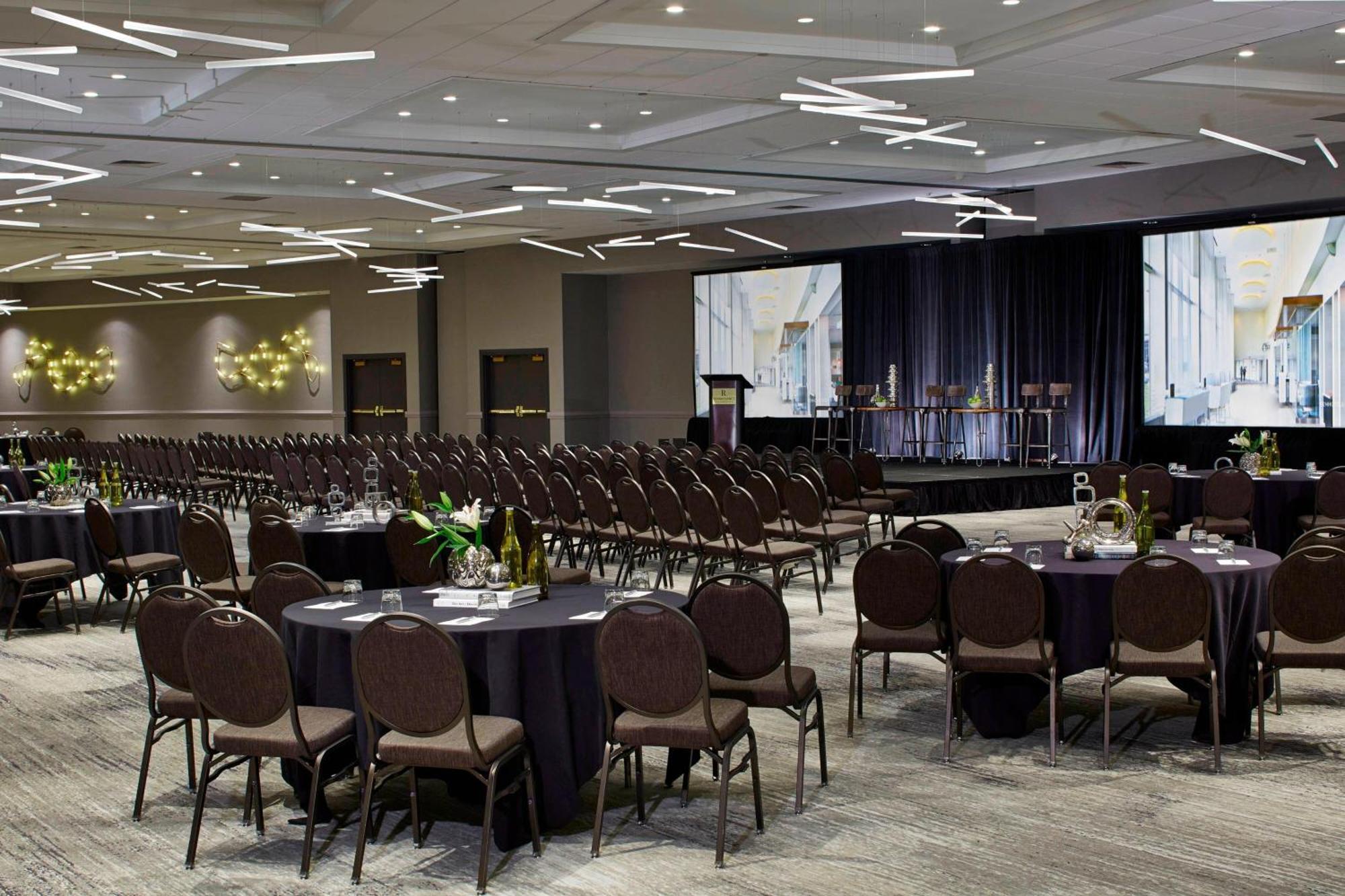 Renaissance St. Louis Airport Hotel Berkeley Bagian luar foto
