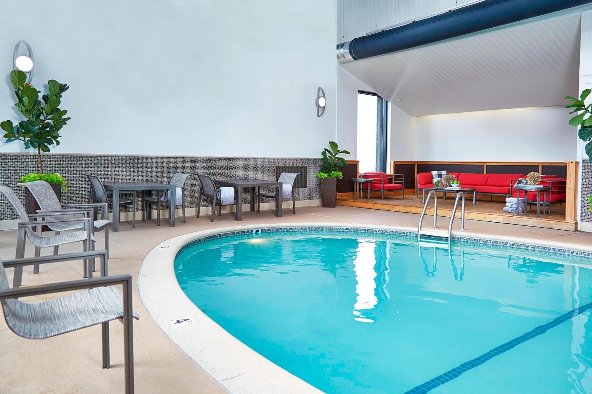 Renaissance St. Louis Airport Hotel Berkeley Bagian luar foto