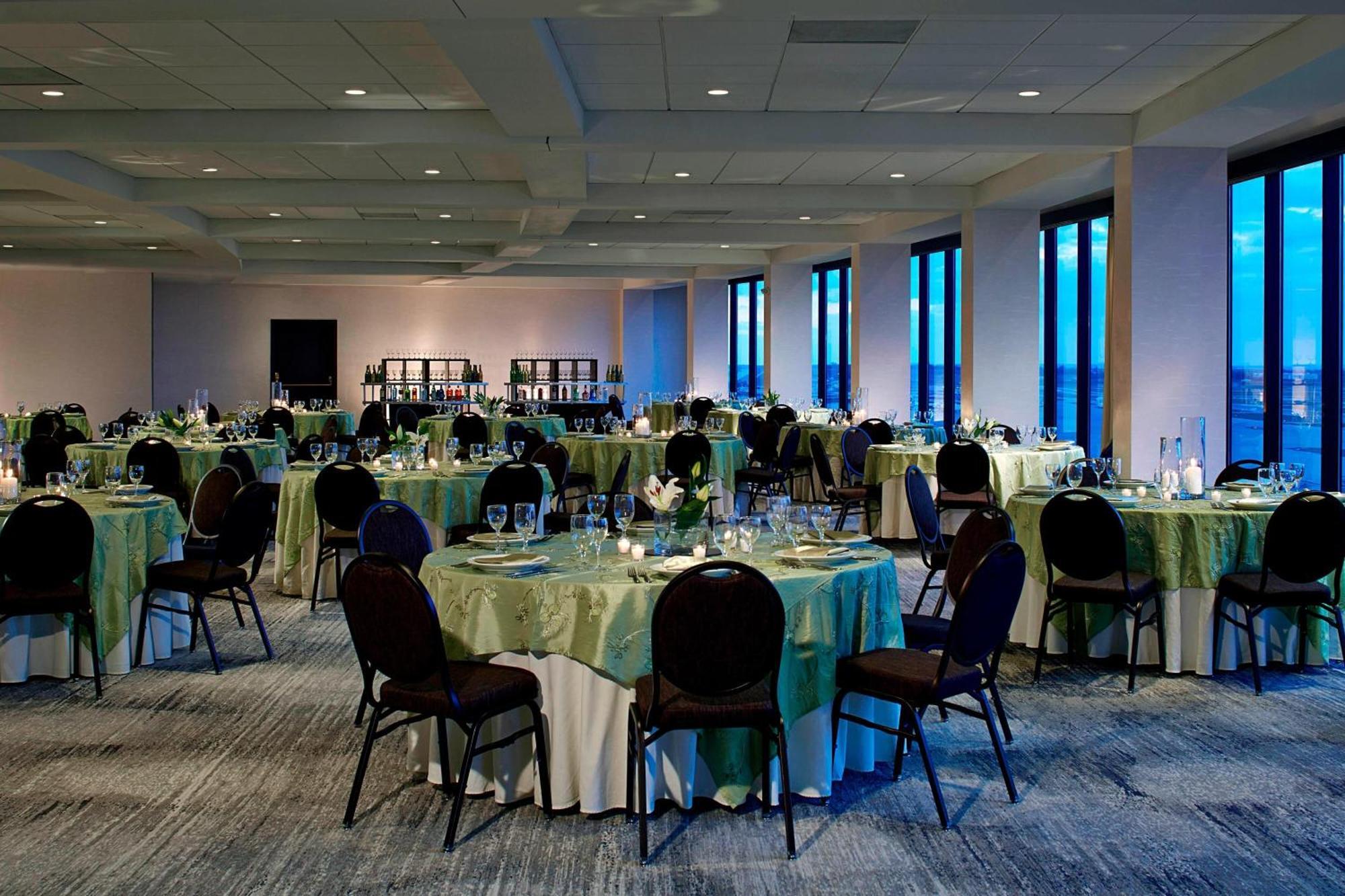 Renaissance St. Louis Airport Hotel Berkeley Bagian luar foto