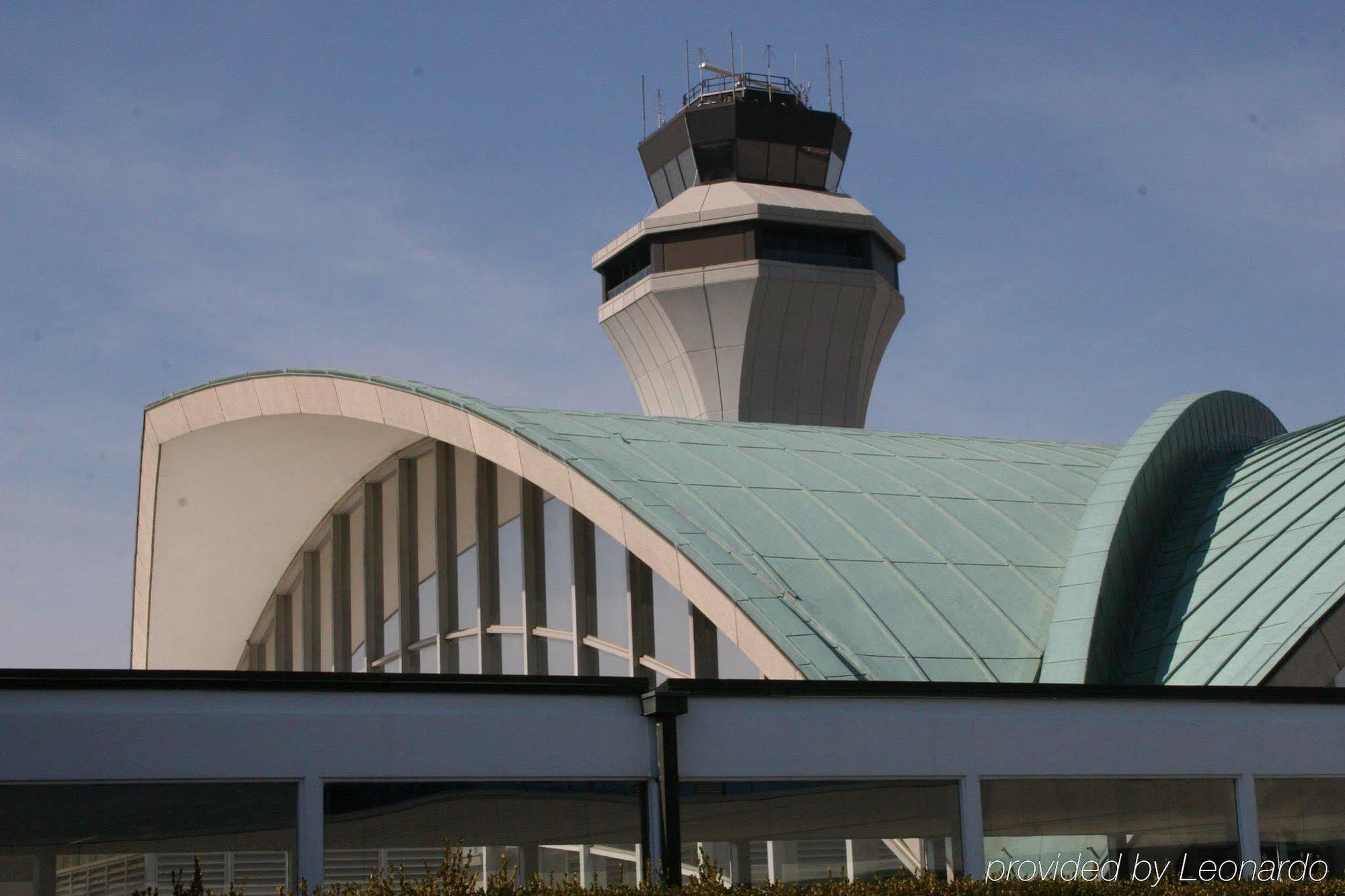 Renaissance St. Louis Airport Hotel Berkeley Bagian luar foto