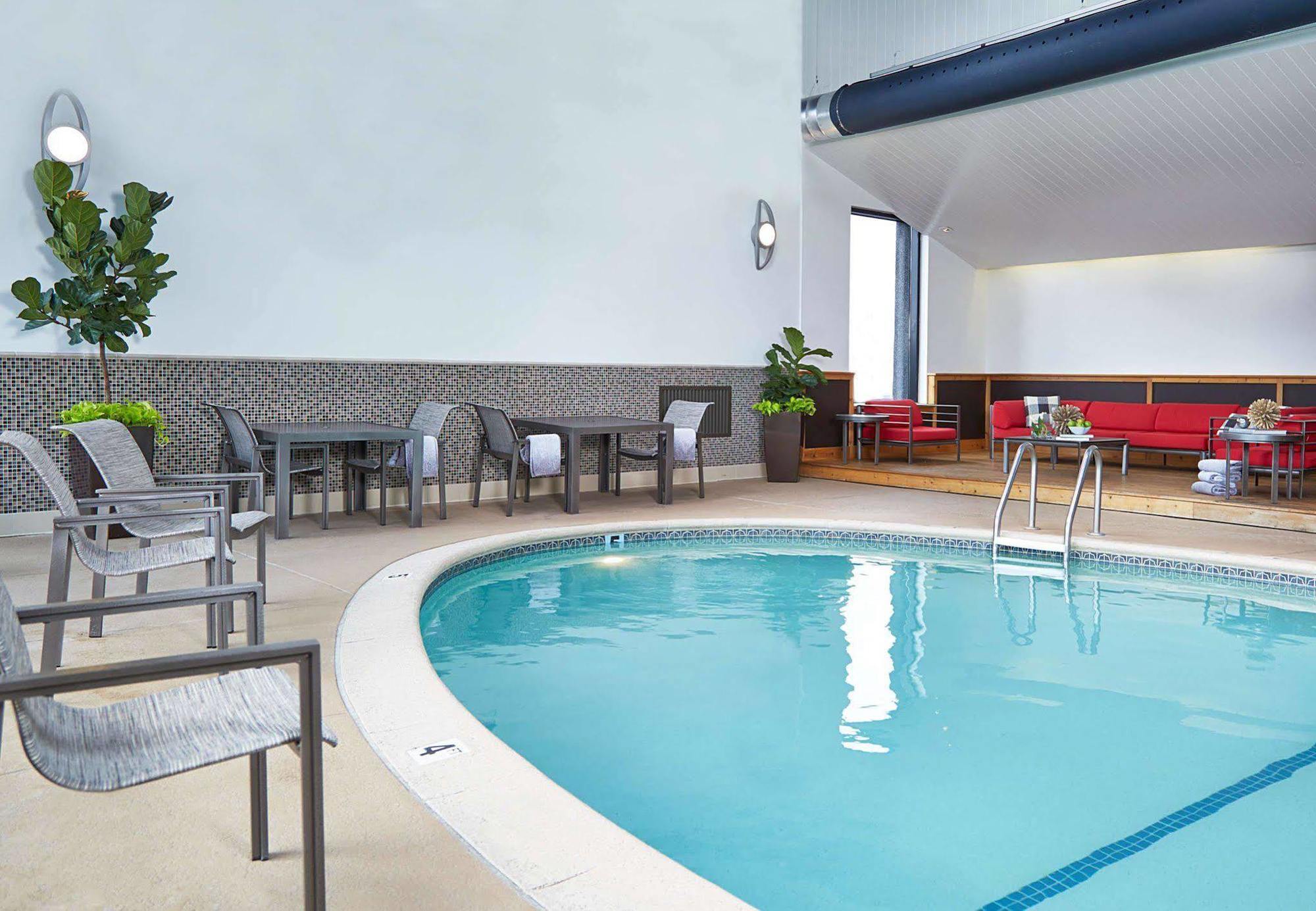Renaissance St. Louis Airport Hotel Berkeley Bagian luar foto
