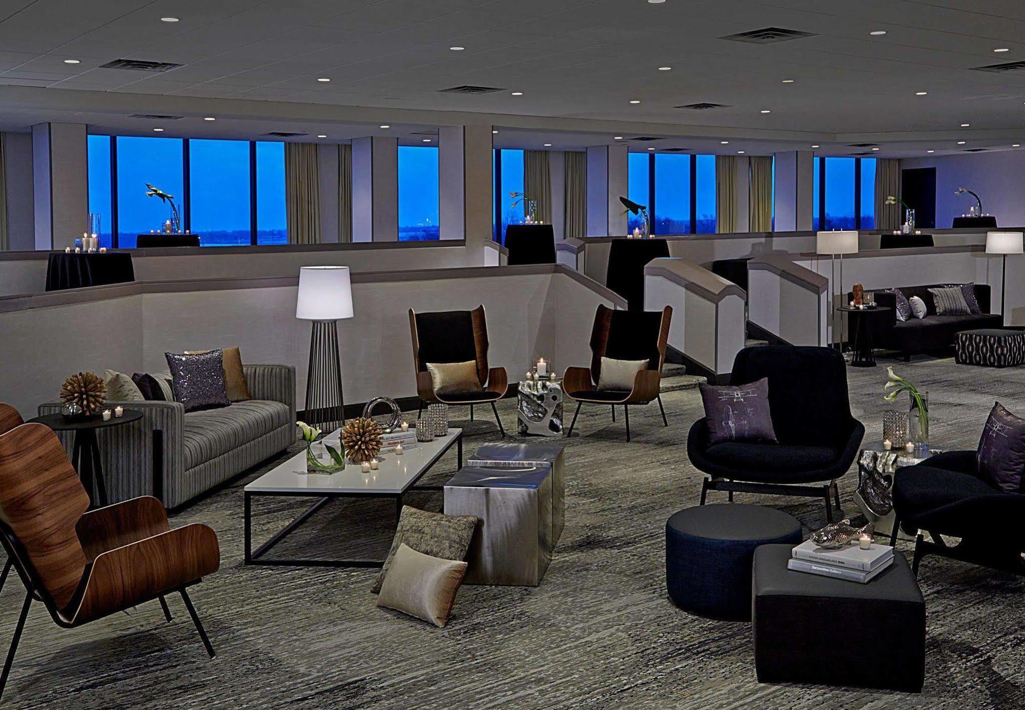 Renaissance St. Louis Airport Hotel Berkeley Bagian luar foto