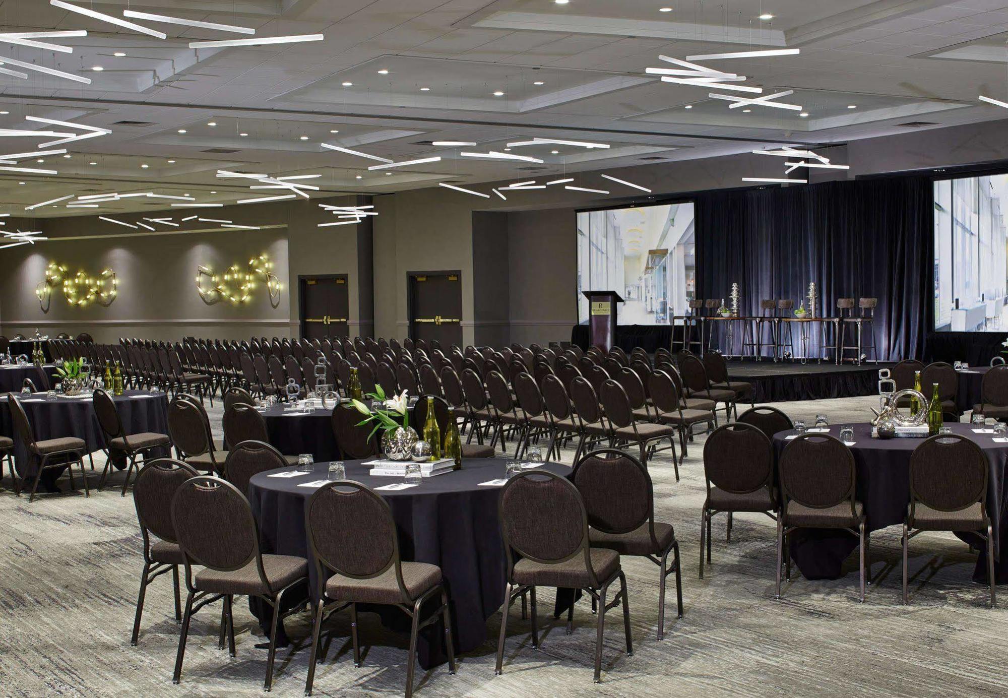 Renaissance St. Louis Airport Hotel Berkeley Bagian luar foto