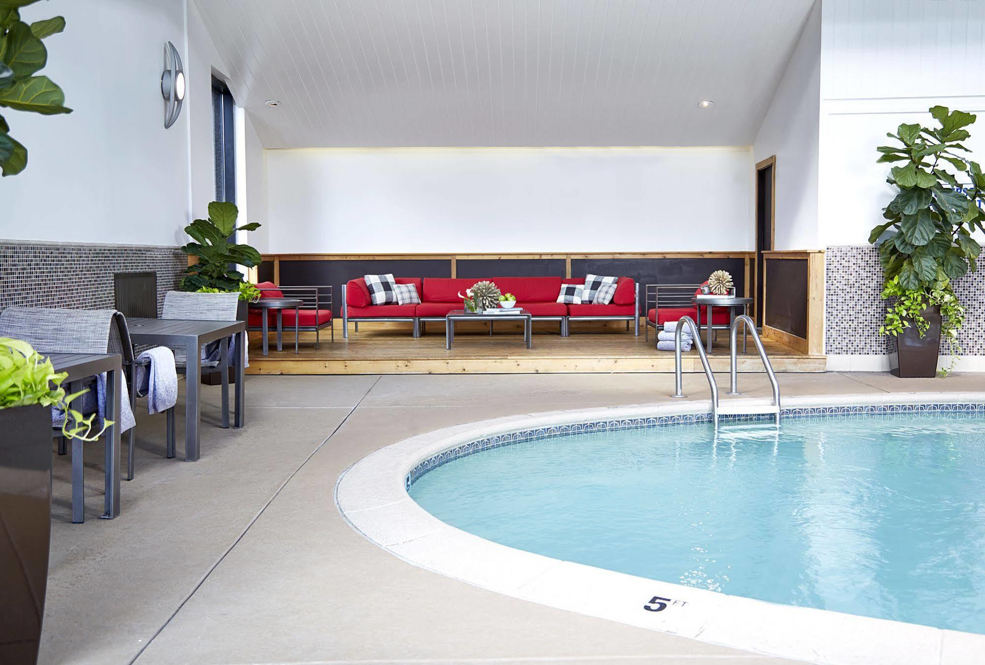 Renaissance St. Louis Airport Hotel Berkeley Bagian luar foto