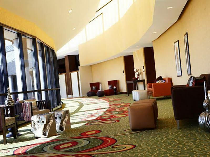 Renaissance St. Louis Airport Hotel Berkeley Bagian luar foto