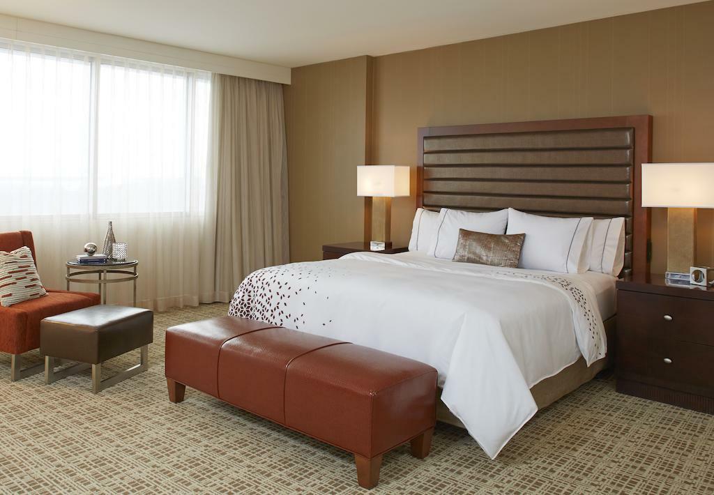 Renaissance St. Louis Airport Hotel Berkeley Bagian luar foto